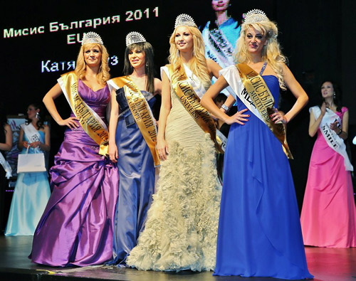 Финалистките на конкурса Мисис България 2012 с тоалети от Bridal Fashion