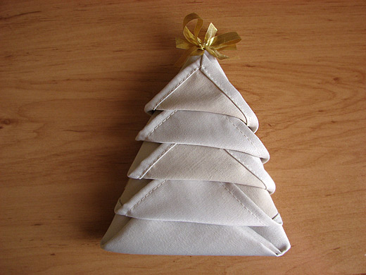 How to make a Christmas Tree by folding a napkin?