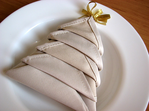 How to make a Christmas Tree by folding a napkin?