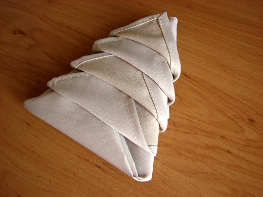 How to make a Christmas Tree by folding a napkin?