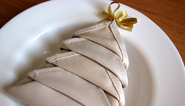 How to make a Christmas Tree by folding a napkin?