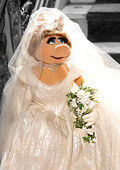 Мис Пиги със сватбена рокля на Вивиан Уестууд