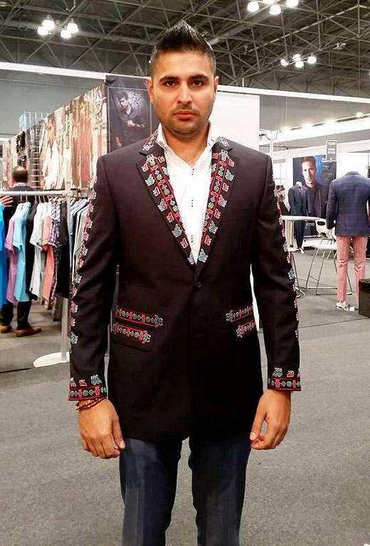 Richmart dresses foreigners in men's suit jackets with Bulgarian embroidery