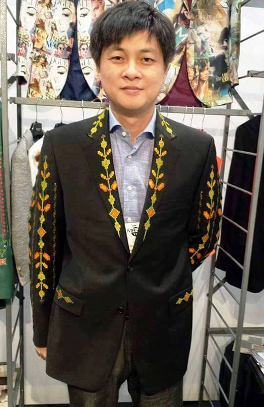 Richmart dresses foreigners in men's suit jackets with Bulgarian embroidery