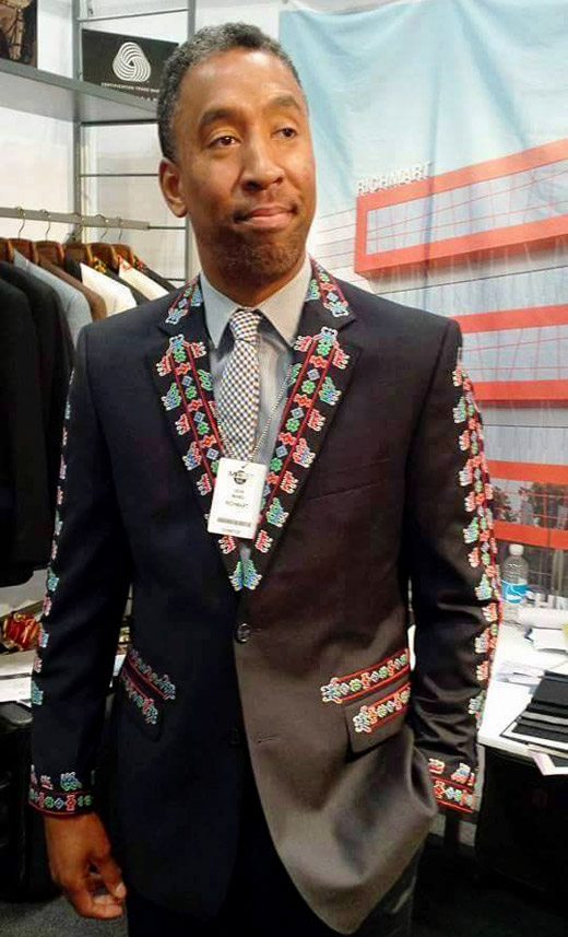 Richmart dresses foreigners in men's suit jackets with Bulgarian embroidery