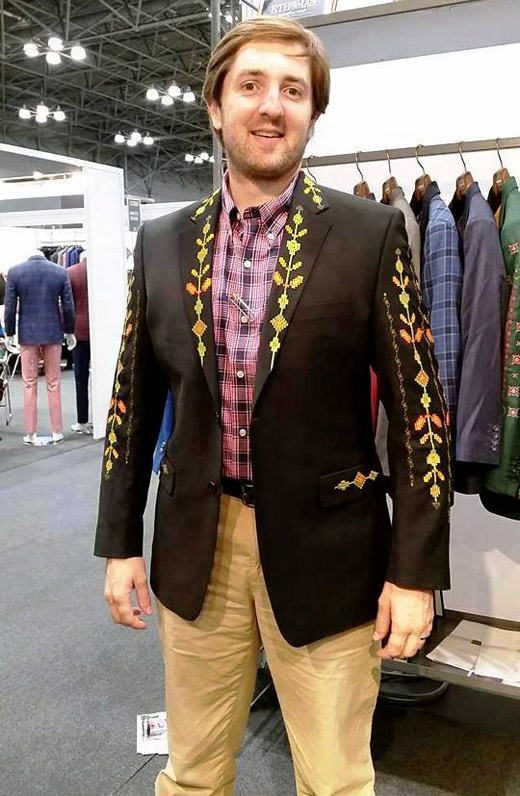 Richmart dresses foreigners in men's suit jackets with Bulgarian embroidery