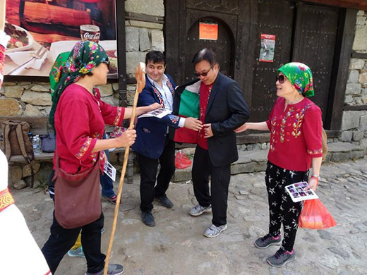 Richmart dresses foreigners in men's suit jackets with Bulgarian embroidery