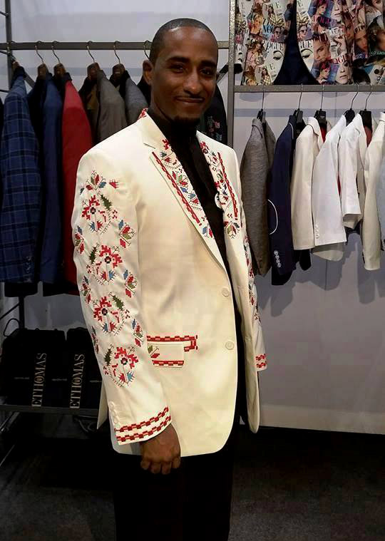 Richmart dresses foreigners in men's suit jackets with Bulgarian embroidery