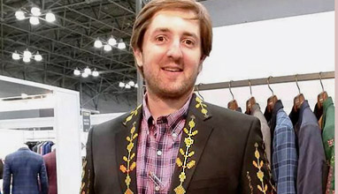 Richmart dresses foreigners in men's suit jackets with Bulgarian embroidery