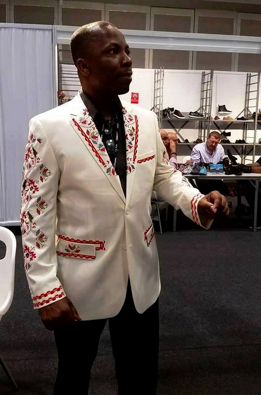 Richmart dresses foreigners in men's suit jackets with Bulgarian embroidery