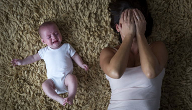 Защо масово майките пропушват отново след като родят?