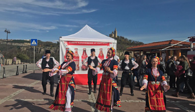 Стотици хора от шест български града се докоснаха до традициите с Кока-Кола