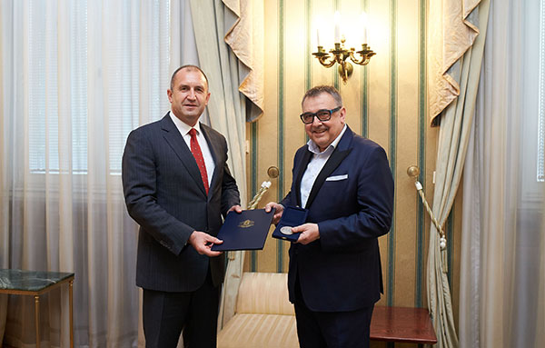 Държавният глава Румен Радев връчи на проф. Любомир Стойков президентския почетен знак