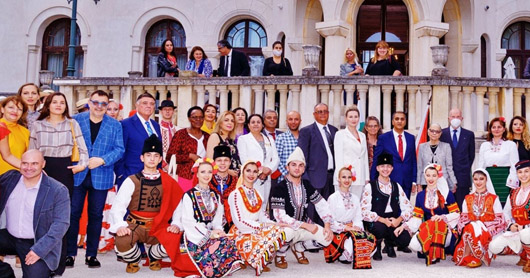 Н.В. Цар Симеон II и Н.В. Царица Маргарита бяха домакини на ревю на традиционни костюми от 14 държави