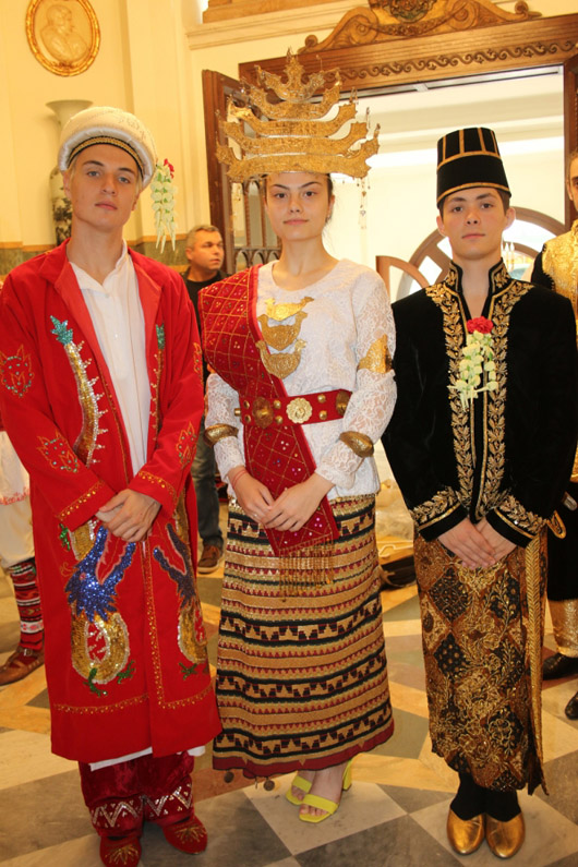 Н.В. Цар Симеон II и Н.В. Царица Маргарита бяха домакини на ревю на традиционни костюми от 14 държави