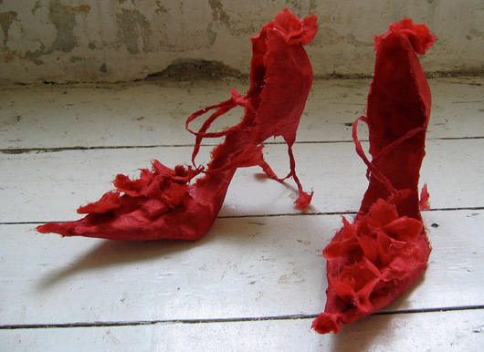 Датска дизайнерка прави изящни обувки от хартия