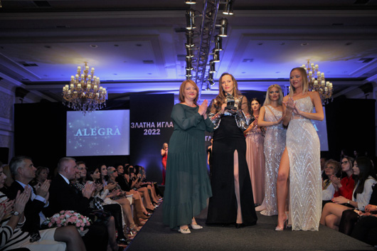 Носителят на „Златна игла 2022“ в категория „Абитуриентска мода“ – Радостина Долапчиева