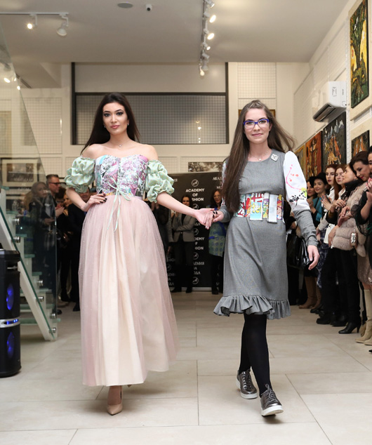 Стилно и бляскаво Академията за мода почете паметта на Вивиън Уестууд