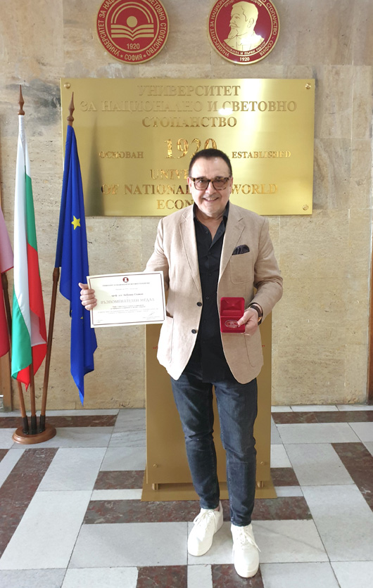 Проф. д.н. Любомир Стойков бе награден с медал на УНСС за своите образователни и научни приноси 