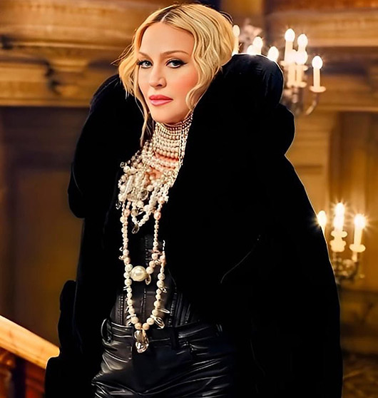 
Madonna wearing On Aura Tout Vu couture necklace
