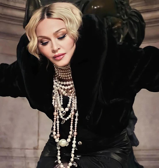 Madonna wearing fashion pearl necklace On Aura Tout Vu