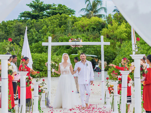 Сватбено Великолепие с тоалети от Bridal Fashion на Малдивите